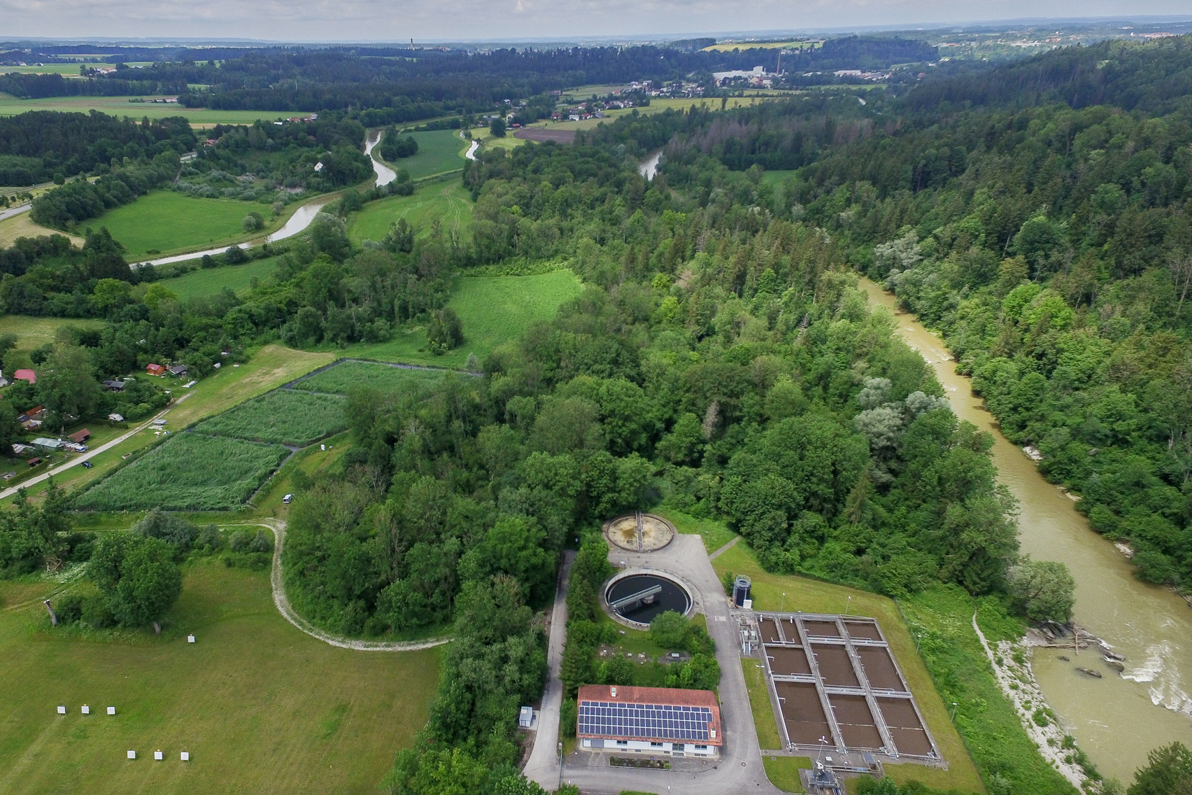 Kläranlage Tacherting mit den drei Schilfbeeten der Klärschlammvererdungsanlage