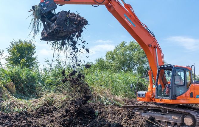 Beeträumung bei einer Klärschlammvererdungsanlage
