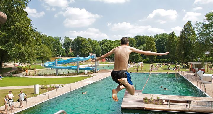 neueste Schwimmbadtechnologie mit biologischer Wasseraufbereitung